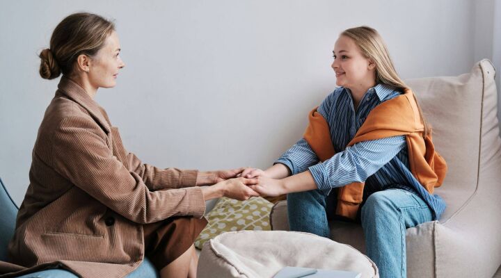 A woman talking to her mum about getting a JBSP mortgage